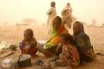 De jeunes nouveaux arrivants de la région du Darfour au Soudan subissent une tempête de sable dans la ville frontalière de Bamina, à l’est du Tchad. Les précipitations diminuent dans cette région depuis 1950. En plus de la déforestation, cela a un effet dévastateur sur l’environnement.