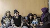 عائلة أفغانية لاجئة تستفيد من نظام التأمين الصحي العام.