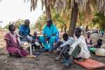 الدكتور إيفان أتار يتحدث مع المرضى خارج مستشفى بونج في مقاطعة مابان، جنوب السودان.