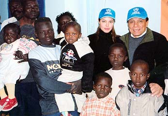 Des réfugiés soudanais entourent deux célèbres ambassadeurs de bonne volonté de l'UNHCR, Angelina Jolie et Adel Imam, à Kilo We Nus, en Egypte. 