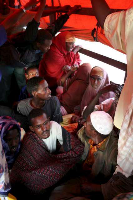 Entassés à bord d'un camion, de nouveaux arrivants quittent le centre d'accueil de Mayfa'a pour se rendre au camp de réfugiés de l'UNHCR de Kharaz.