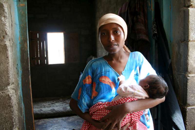 Reconnaissante d'avoir survécu à la périlleuse traversée du Golfe d'Aden, cette femme serre dans ses bras son bébé de quatre mois, né dans le camp de réfugiés de Kharaz, dans le sud du Yémen. 