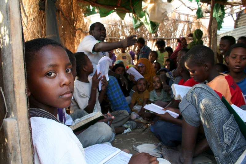 Une classe bondée d'élèves étudie le Coran dans le camp de réfugiés de Kharaz, au Sud-Yémen.