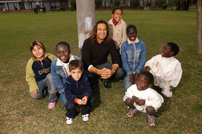 L'ambassadeur de bonne volonté de l'UNHCR Osvaldo Laport enregistre avec des enfants réfugiés un message pour une émission d'actualité à la télévision argentine, pour la Journée mondiale du réfugié 2005 à Buenos Aires. Juin 2005.