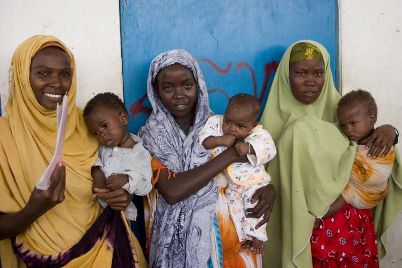 Somalia / Internally displaced people ( IDPs ) in 55 Bush camp / UNHCR / A. Webster / December 2006 Somalia / Internally displaced people ( IDPs ) at a clinic in 55 bush camp.  December 2006
