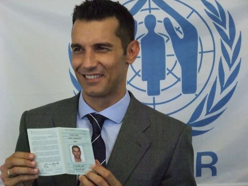 Jesús Vázquez holds his official UNHCR Goodwill Ambassador certificate.