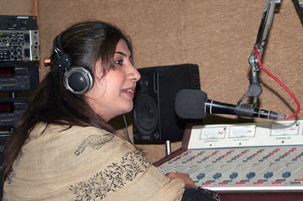 Hcr Questions Reponses Une Journaliste Radio D Origine Afghane Surmonte Les Barrieres Socioculturelles