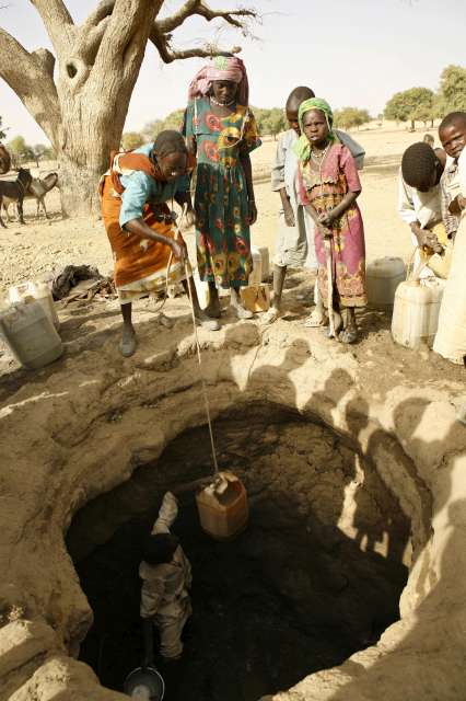 Un réfugié soudanais hisse un jerrycan rempli d’eau hors d’un puits à Birak, au Tchad. La communauté locale partage généreusement ses stocks d’eau en diminution avec des milliers de réfugiés nouvellement arrivés depuis la région du Darfour au Soudan. 
