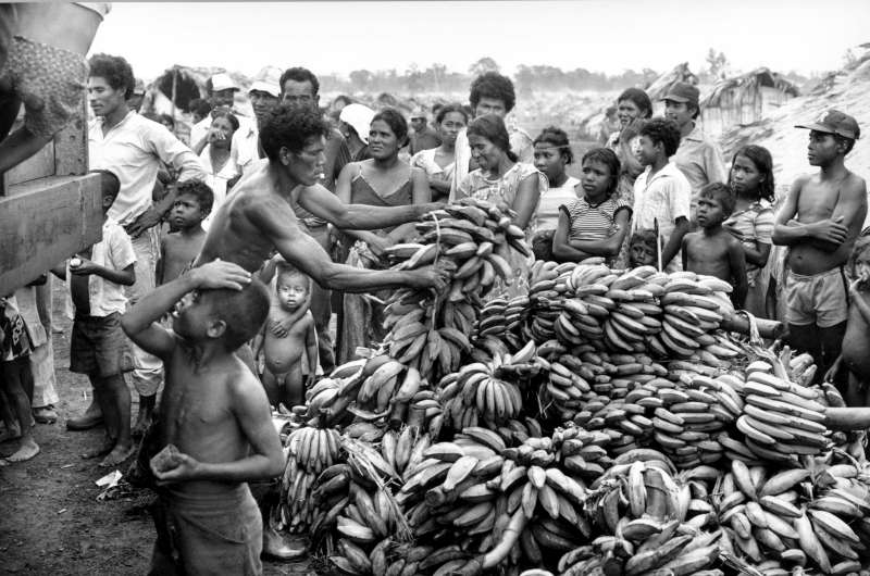هنود الميسكيتو من نيكاراغوا ينتظرون توزيع الغذاء في مخيم في هندوراس وذلك في ثمانينيات القرن الماضي. 
