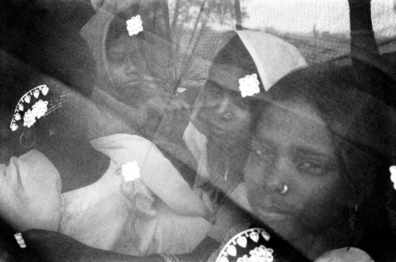 Une nouvelle épouse (au milieu en blanc) et ses amies durant le trajet rituel depuis sa maison vers celle du marié, où ils vivront ensemble. Bien qu'ils se considèrent comme des Népalais, de nombreux Dalits ont peu d'espoir de devenir un jour des citoyens de ce pays.