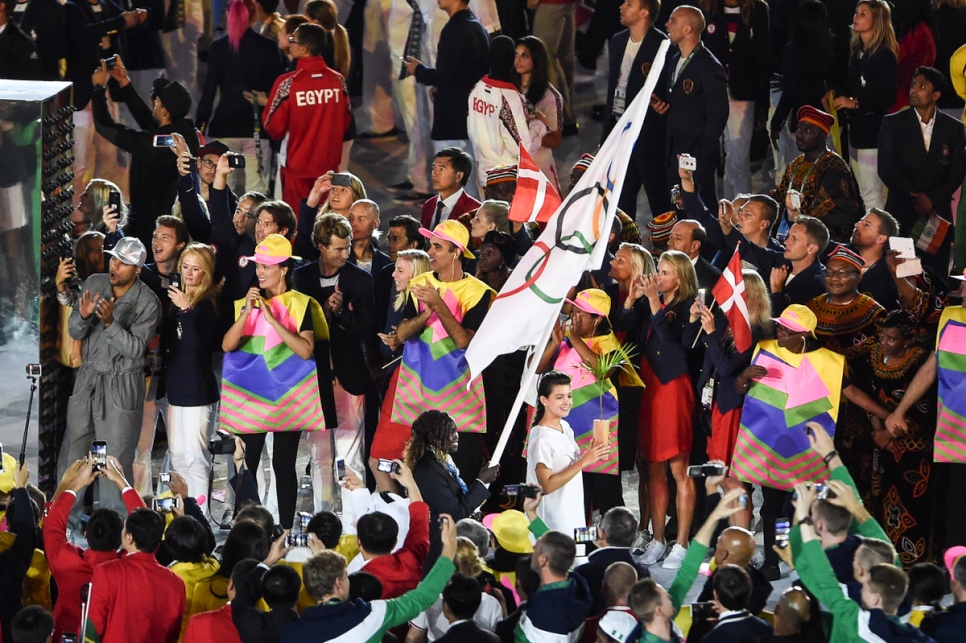 Rose porte le drapeau à la tête des autres membres de l'équipe des athlètes réfugiés à la cérémonie d'ouverture.