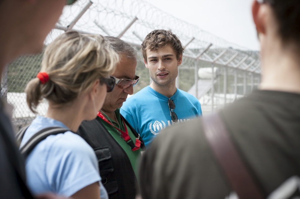 Douglas Booth rencontre des réfugiés dans le centre d'enregistrement de Moria, sur l'île grecque de Lesbos.  