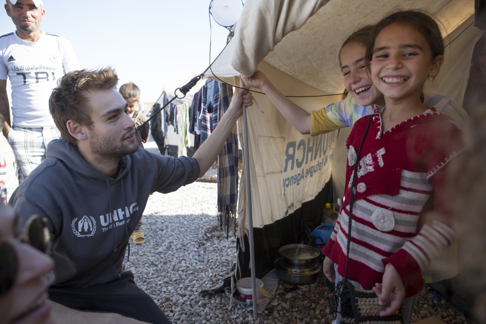 « Je viens de rentrer d'Iraq où j'ai rencontré des réfugiés syriens et des Iraquiens récemment déplacés à cause des combats à Mossoul. Pour partager ma visite avec vous, je posterai des photos et des histoires – visitez @unrefugees pour voir la série complète, et merci de vous joindre à moi pour ce voyage. J'ai été très marqué par la chaleur et l'accueil que tout le monde m'a réservé dans le camp de Hasamsham. Beaucoup de parents à Mossoul craignaient tellement que leurs enfants soient radicalisés ou maltraités par les extrémistes qu'ils gardaient leurs enfants, en particulier les filles, à l'intérieur de leur maison. Ici, à Hasamsham, pour la première fois depuis deux ans, les parents se sont sentis suffisamment en sécurité pour laisser leurs enfants jouer seuls dehors et leurs filles marcher en toute liberté ». 