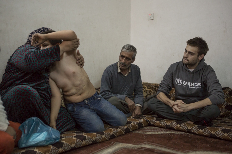 « Abu Mohammad & famille (partie 1) – Le jeune Abdel Rahman, âgé de 8 ans, me montre les cicatrices des blessures et brûlures qu'il a subis lors de l'explosion d'une voiture piégée à l'extérieur de chez lui en Syrie une nuit il y a deux ans. La famille l'a conduit immédiatement à l'hôpital à pied, puis ils ont fui vers la Turquie pour qu'il reçoive un traitement médical urgent. Ils ne sont plus jamais revenus chez eux ». 