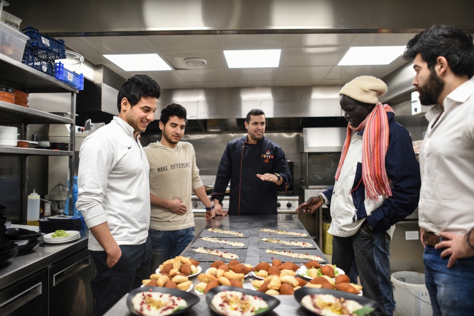 Rami Anis et Yiech Pur Biel dînent au restaurant du chef réfugié Mohammed el-Khaldy.