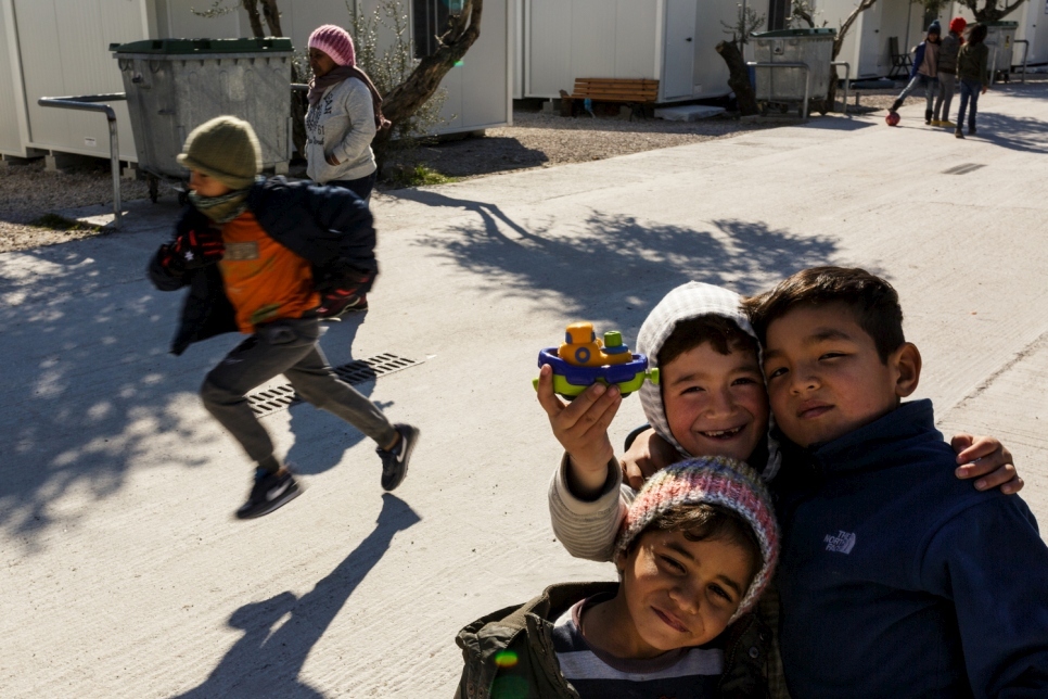أطفال يبتسمون أمام العدسة في منطقة كارا تيبي السكنية.