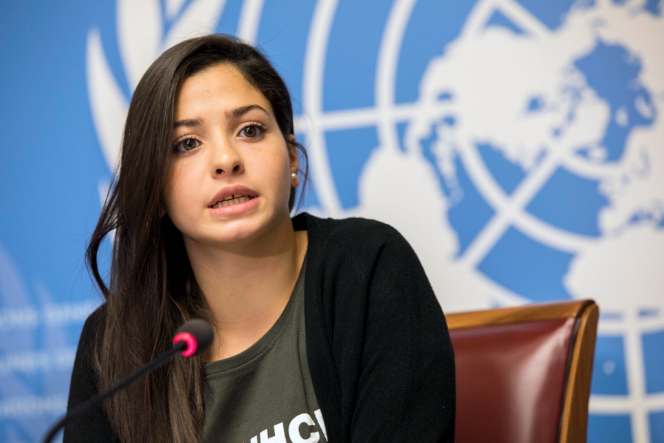 Yusra Mardini répond aux questions des journalistes lors de la conférence de presse tenue à Genève, après sa nomination en qualité d'Ambassadrice de bonne volonté du HCR. 