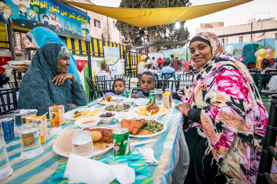 Des réfugiés somaliens lors d'un repas de rupture du jeûne dans le complexe de l'organisation « Al Amal Orphan Society » à Amman, en Jordanie. 