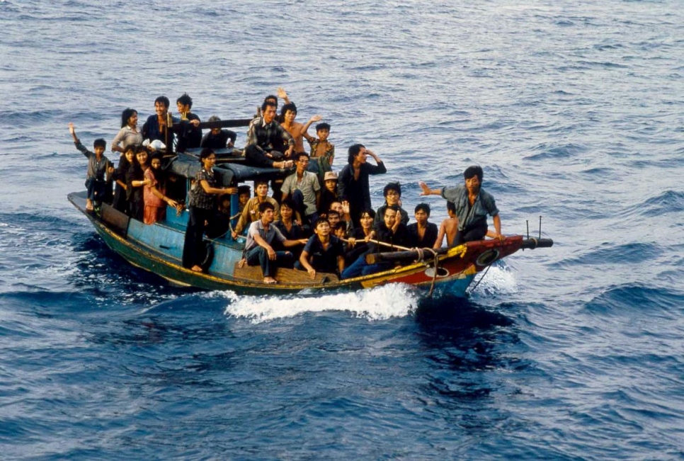 أشخاص في قارب في عرض بحر جنوب الصين في مايو 1987.