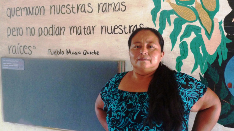 يولاليا إيلينا سيلفستر هيرنانديز، سيدة من المايا، حصلت على المساعدة من مبادرة المؤتمر العالمي المعني باللاجئين من أميركا الوسطى عندما عادت إلى غواتيمالا بعد عدّة سنوات في المنفى.
