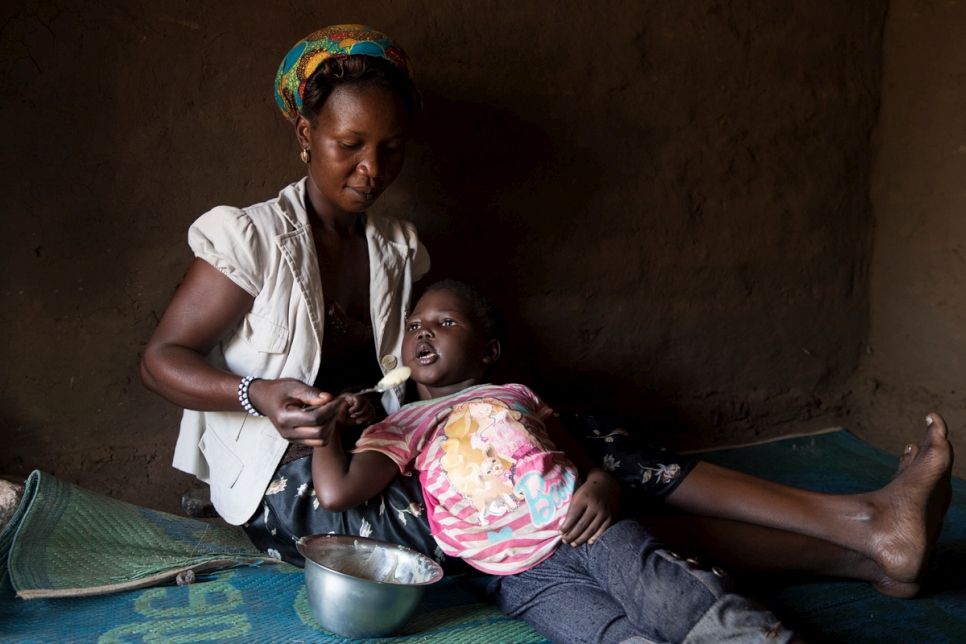 اللاجئة عائشة من جنوب السودان أم عازبة تعتني بخمسة أطفال، هم ابناها وابن وابة أخيها والطفلة ميرسي ذات الأربع سنوات والمصابة بالشلل النصفي.
