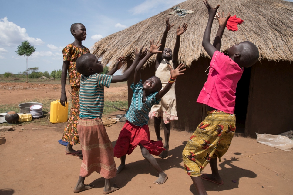 أطفال اللاجئ مايك ديوك من جنوب السودان (اليمين) والمزارع الأوغندي يحيى أوندوغا يلعبون معاً في مخيم اللاجئين في بيديبيدي. وصل مايك وزوجته كايدن ماري وأطفاله الستة إلى بيديبيدي في سبتمبر 2016.
