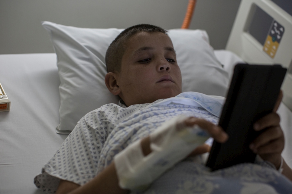 محمد يتلقى التنقيط في الوريد، في مستشفى ساكر كور.
