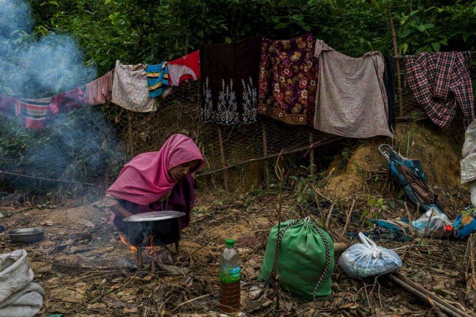 لاجئة من الروهينغا تحاول إشعال النار لطهي الأرز الذي حصلت عليه من عائلة محلية، على جانب الطريق بالقرب من تجمع ثانكالي، بنغلاديش. وصلت إلى بنغلاديش قبل 8 أيام مع زوجها وأطفالها الخمسة.