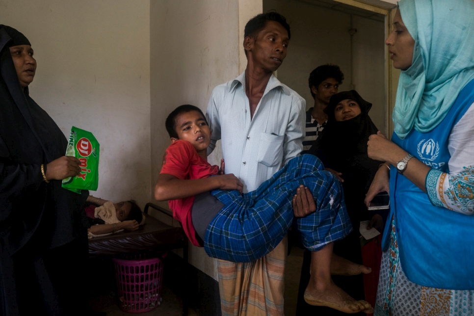 حبيب، 12 عاماً، لاجئ من الروهينغا من ميانمار، يُحمل إلى غرفة في وحدة صحية مخصصة للاجئين وممولة من المفوضية في مخيم كوتوبالونغ للاجئين في بنغلاديش. أُصيب حبيب في ظهره، وتعرض والده لإصابة أيضاً وقُتل.