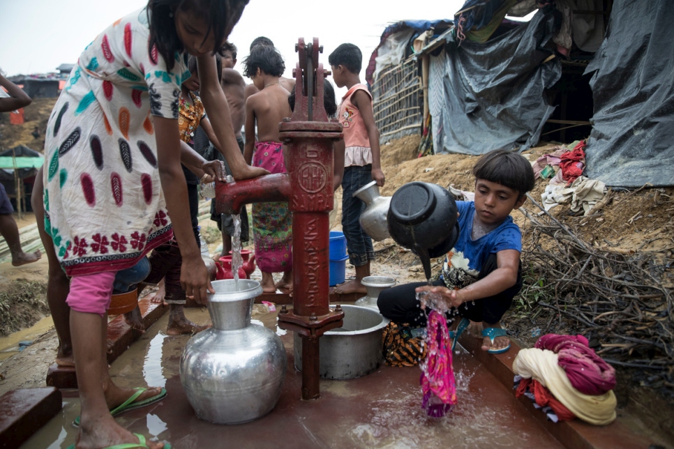Bangladesh. Camps grow as Rohingya build more shelters