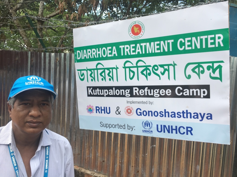مساعد مسؤول الصحة العامة في المفوضية، تيمور حسن، يقف على مدخل مركز إماهة لمعالجة اللاجئين الذين يعانون إسهالاً حاداً في مخيم كوتوبالونغ للاجئين في بنغلاديش. 