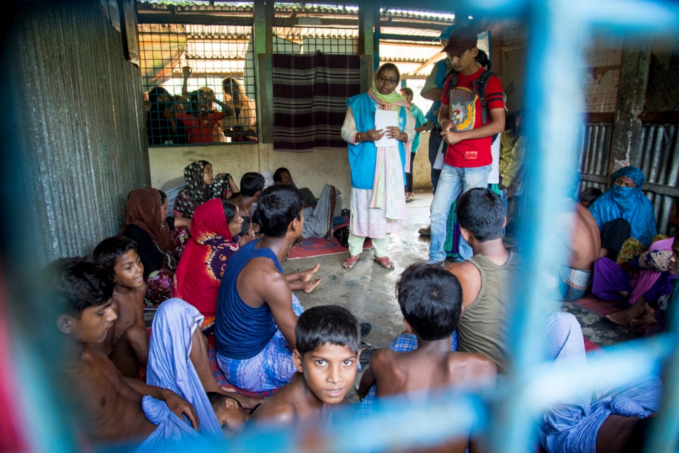 محمودة تتحدث إلى لاجئين من الروهينغا ناجوا من غرق قارب وفقدوا أقاربهم عندما انقلب قاربهم على شاطئ إيناني بالقرب من كوكس بازار في بنغلاديش.