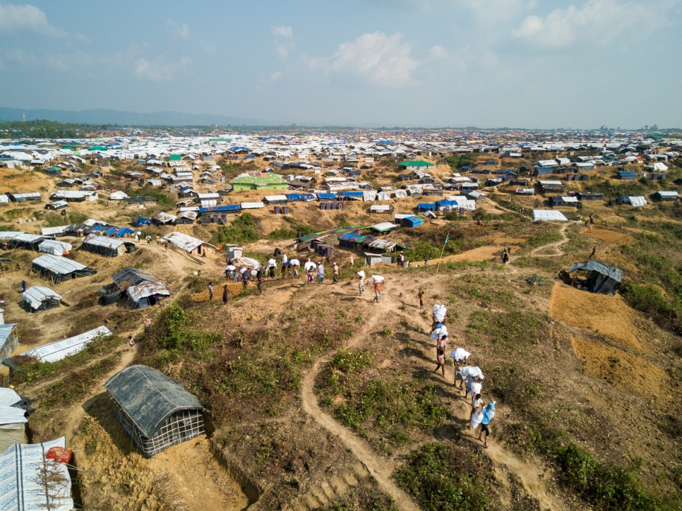 UNHCR - Bangladesh: Rohingya refugees moved from Kutupalong camp to new site