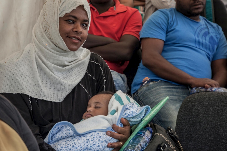 
اللاجئة الجنوب سودانية أريات أوشوكا أودولا مع ابنها أنغاكوني، 18 شهراً، وهو من بين الأطفال اللاجئين الأوائل الذين حصلوا على شهادة ولادة في إثيوبيا.