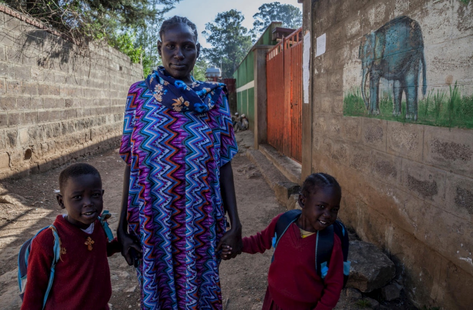 لم تتمكن أريات، اللاجئة من جنوب السودان، من تسجيل ابنتها في المدرسة لأنها لم تكن تملك شهادة ولادة. 