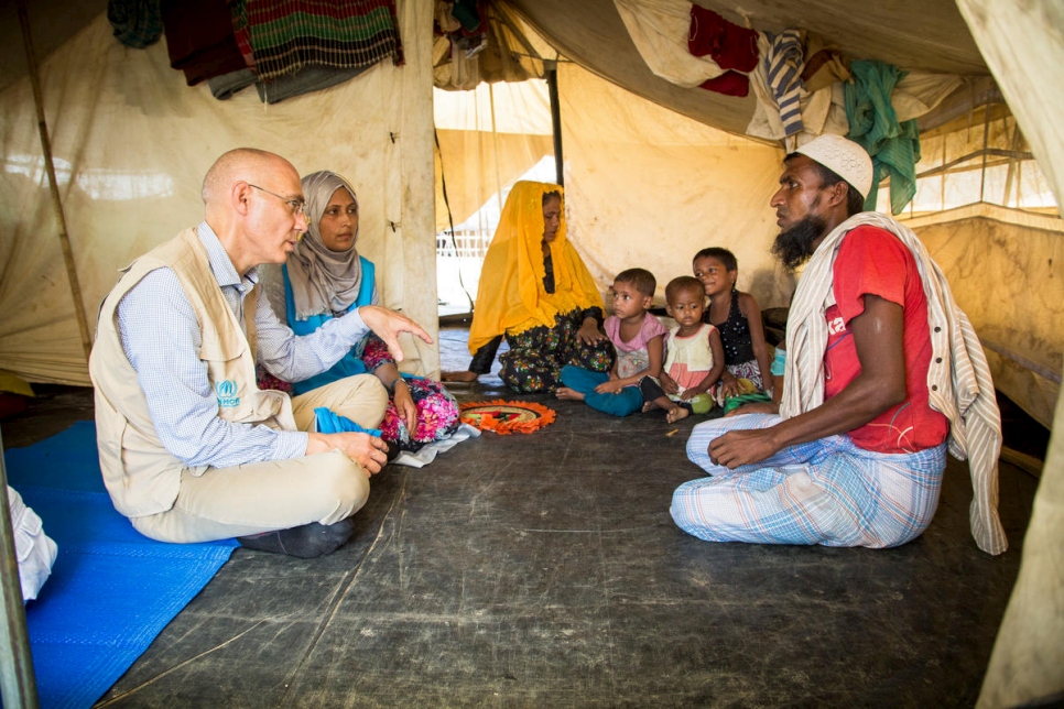 Volker Türk, le Haut Commissaire assistant du HCR chargé de la protection, durant une visite du camp de réfugiés de Kutupalong, au Bangladesh. 