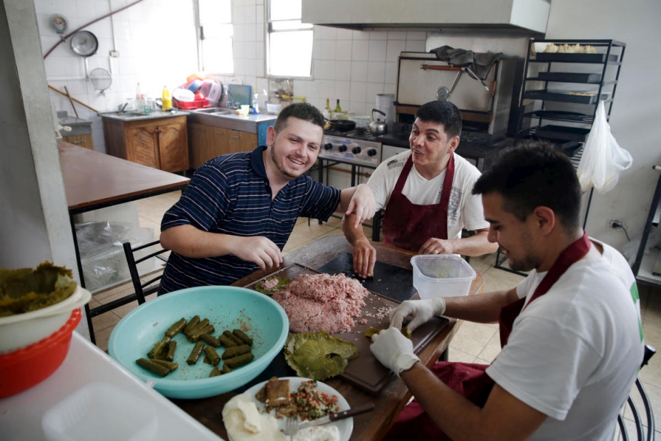 يقول طوني (يسار) الذي يعمل في مطعم عمه كمدير وطاهٍ: "لا يعرف الناس هنا الكثير عن المطبخ العربي، لذا فهذه فرصة لأسلط الضوء على ثقافتي".