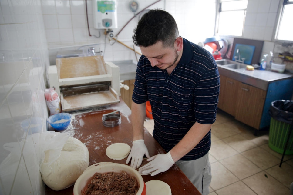 يعد طوني المعجنات في مطبخ مطعم "حبيبي" للوجبات الجاهزة في قُرطُبة، الأرجنتين.