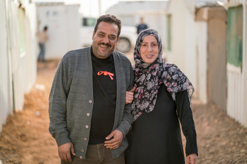 إحسان الخليل، لاجئ سوري من دمشق، وزوجته رباب خارج مسكنهم في مخيم الأزرق للاجئين في الأردن.