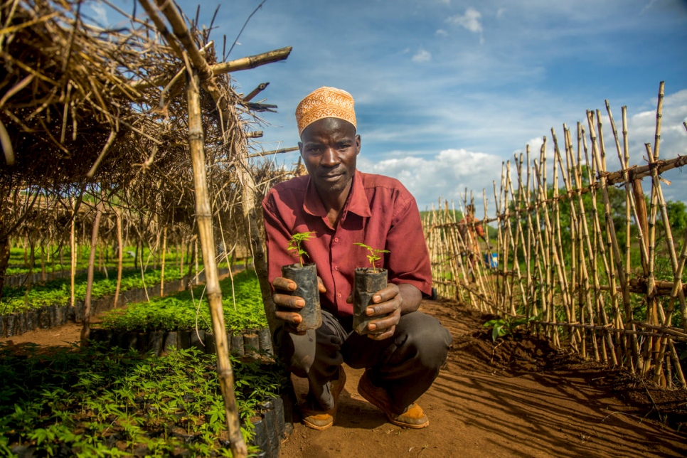 عبدو علي، 42 عاماً، يعمل في مشروع مشتل أشجار للمجتع التنزاني المضيف.