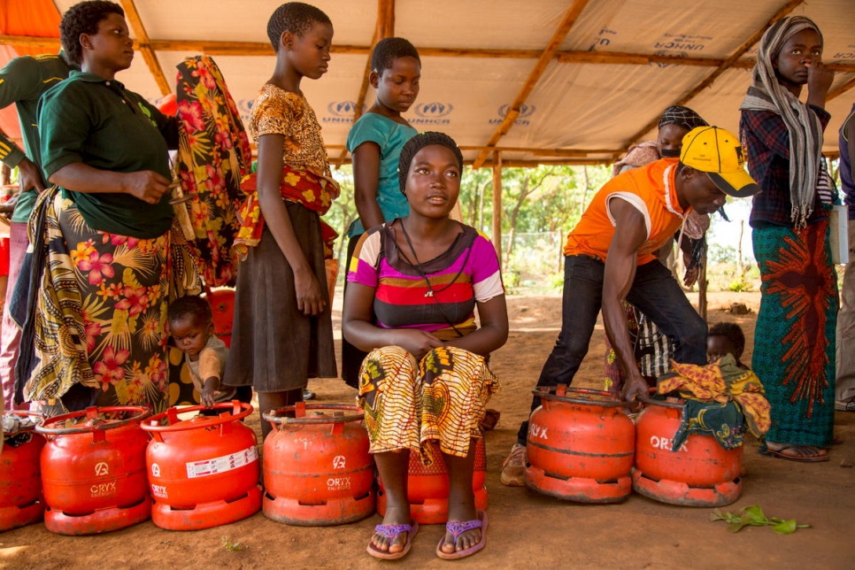 اللاجئة البوروندية فريدا نيهيباوايو، 17 عاماً، تقف في الطابور لتلقي قارورة الغاز المسال.