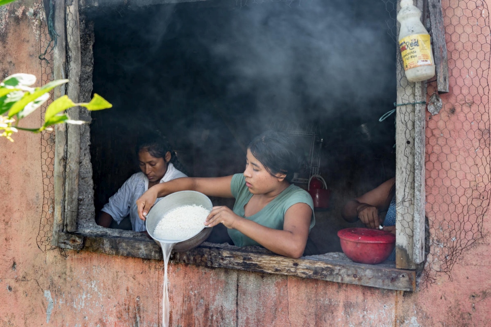 آيدا جوهانا، 19 عاماً، تطهو الغداء لعائلتها في منزل أرماندو باي. وبصفته زعيم الجماعة، فإن أرماندو هو المقيم الوحيد الذي لديه مطبخ، في حين تعيش آيدا والعائلات الـ16 الأخرى في أكواخ مسقوفة بأكياس بلاستيكية.