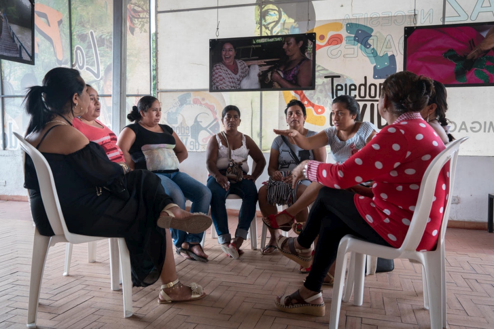 مناقشة جماعية في مقر اتحاد "حائكات" النسائي في موكوا، كولومبيا. تعمل المشاركات على مشاكل اعتداء عانت منها النساء النازحات بسبب الصراع المسلح ويتم تقديم المشورة المجانية. 