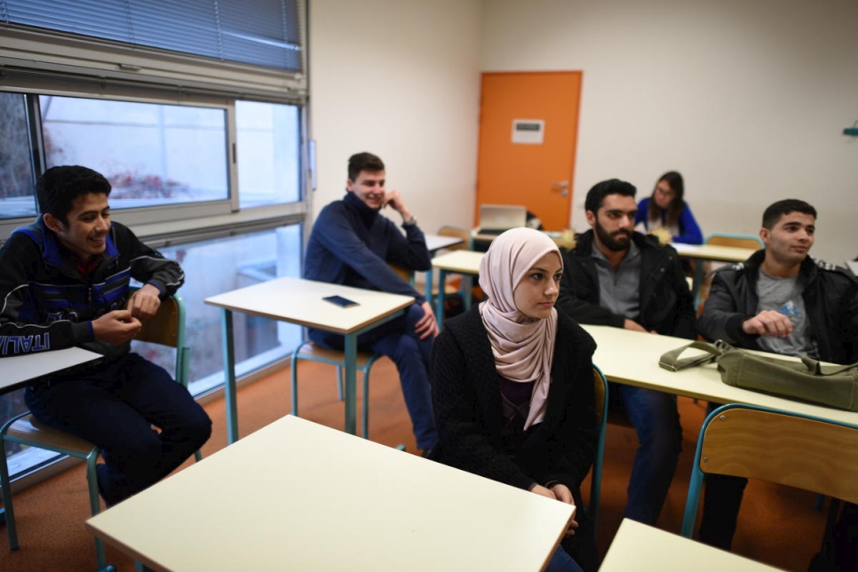 مجموعة من الطلاب السوريين في جامعة بول فاليري في مونبلييه، والذين يشاركون أيضاً في برنامج المنح الدراسية للاجئين السوريين. 