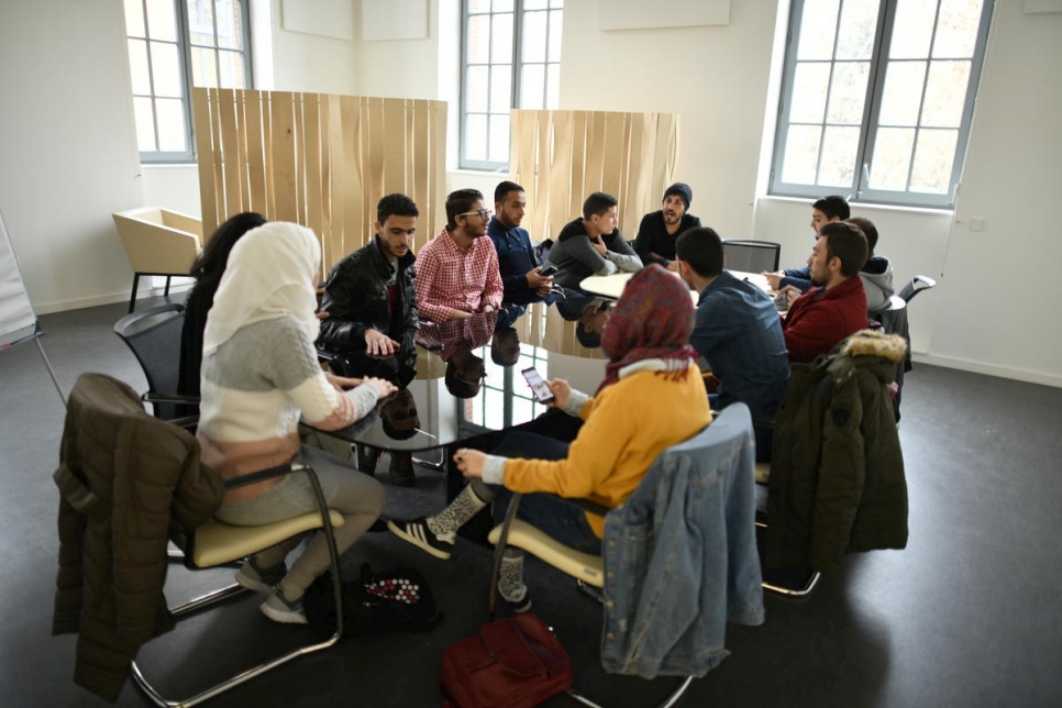 الطلاب السوريون اللاجئون في جامعة تولوز الاتحادية. يشكل برنامج المنح الدراسية إحدى المبادرات العديدة التي ترغب المفوضية في توسيع نطاقها في إطار تطوير ميثاق عالمي بشأن اللاجئين.
