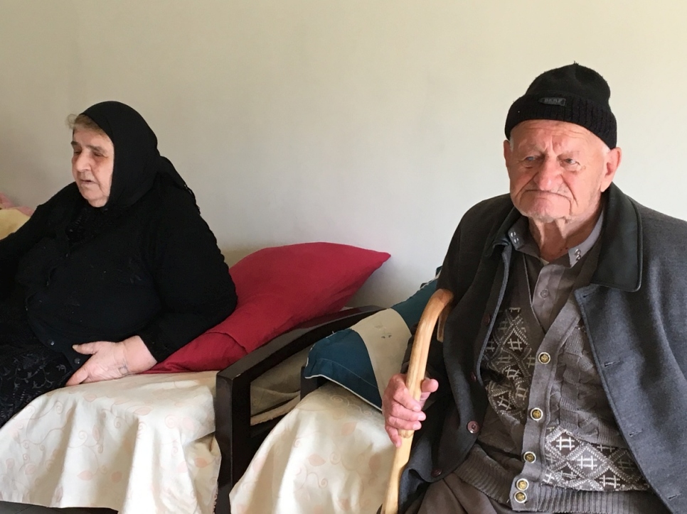 حماة ميرنا، فهيمة، 82 عاماً، وحموها، جرجس، 83 عاماً، يجدان صعوبة في مغادرة الشقة في بيروت بسبب وضعهما الصحي.