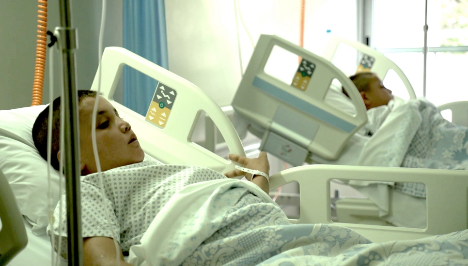 اللاجئان السوريان محمد وعصام يتلقيان زرع قوقعة الأذن في مستشفى ساكر كور بالقرب من بيروت.