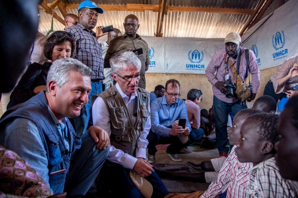 جاكوب وسيمون يلتقيان فيليبو غراندي ونائب الأمين العام للشؤون الإنسانية، مارك لوكوك، في كاكوما ويرويان معاناتهما.