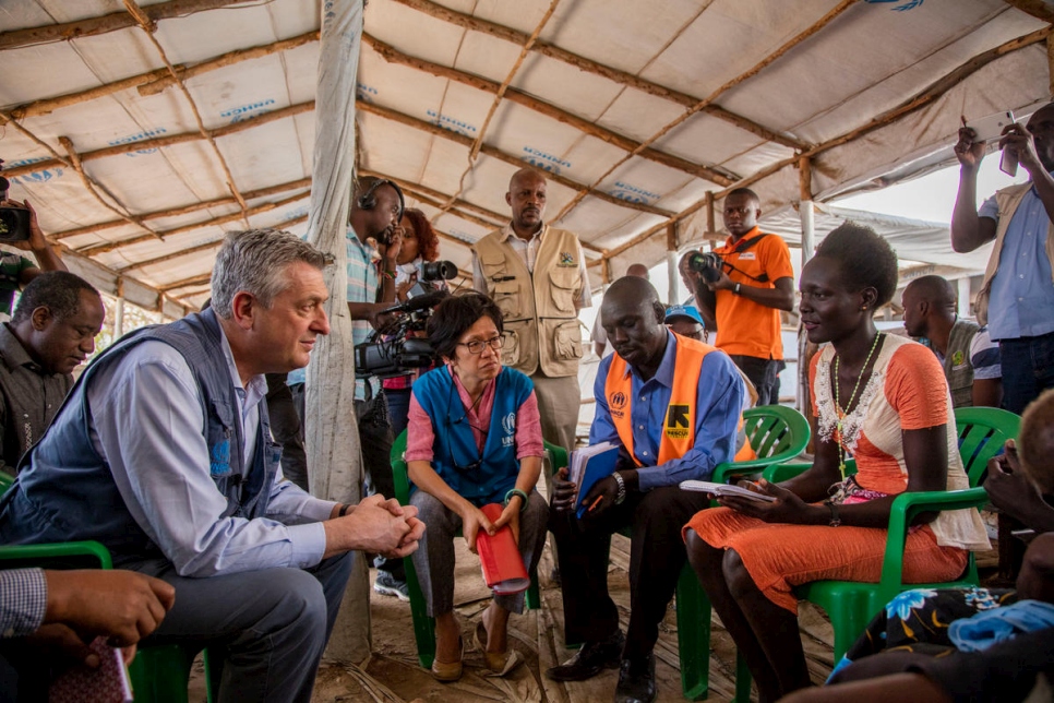 المفوض السامي فيليبو غراندي يتحدث مع اللاجئين في مخيم إيمفيبي للاجئين خلال زيارة إلى أوغندا التي يفر إليها 500 لاجئ في اليوم.