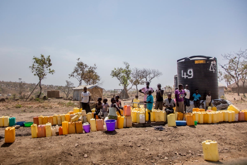 نساء جنوب سودانيات عند نقطة مياه في تجمع رينو للاجئين في مقاطعة أروا في أوغندا حيث أصبح شخص واحد من كل 4 أشخاص في عداد اللاجئين.